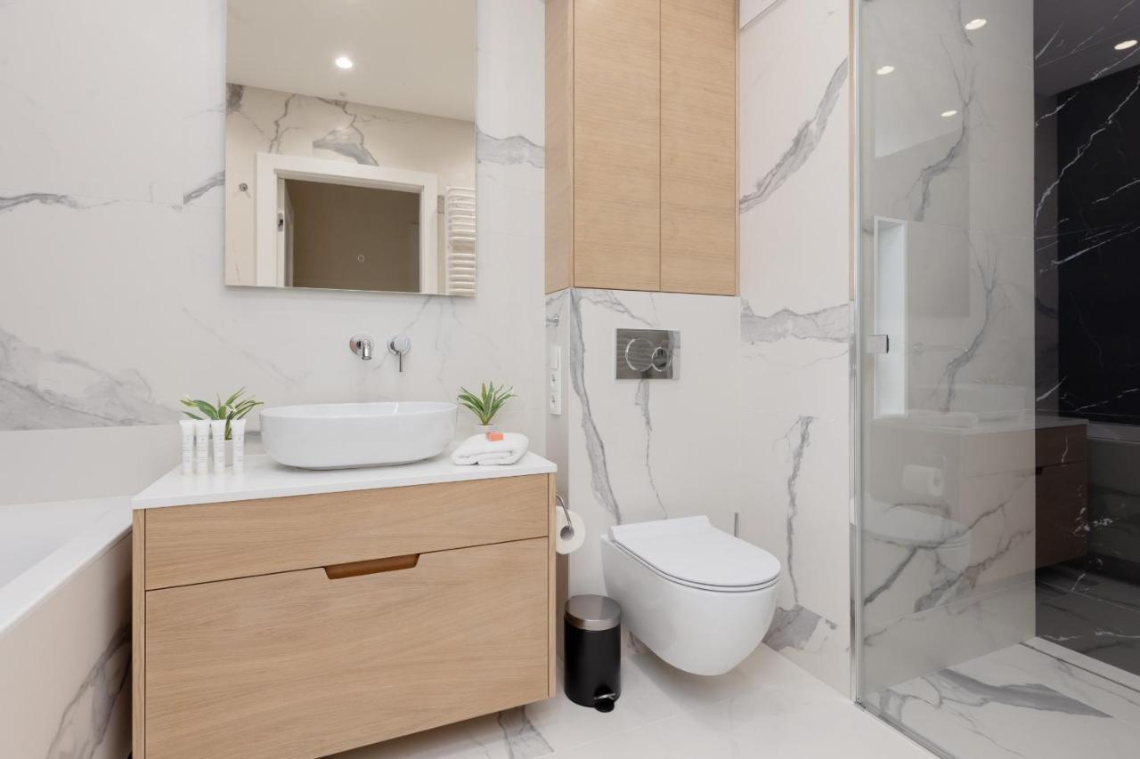 Deluxe Apartment Wronia 45 With Ac, Parking & Balcony By Renters Prestige Varšava Exteriér fotografie